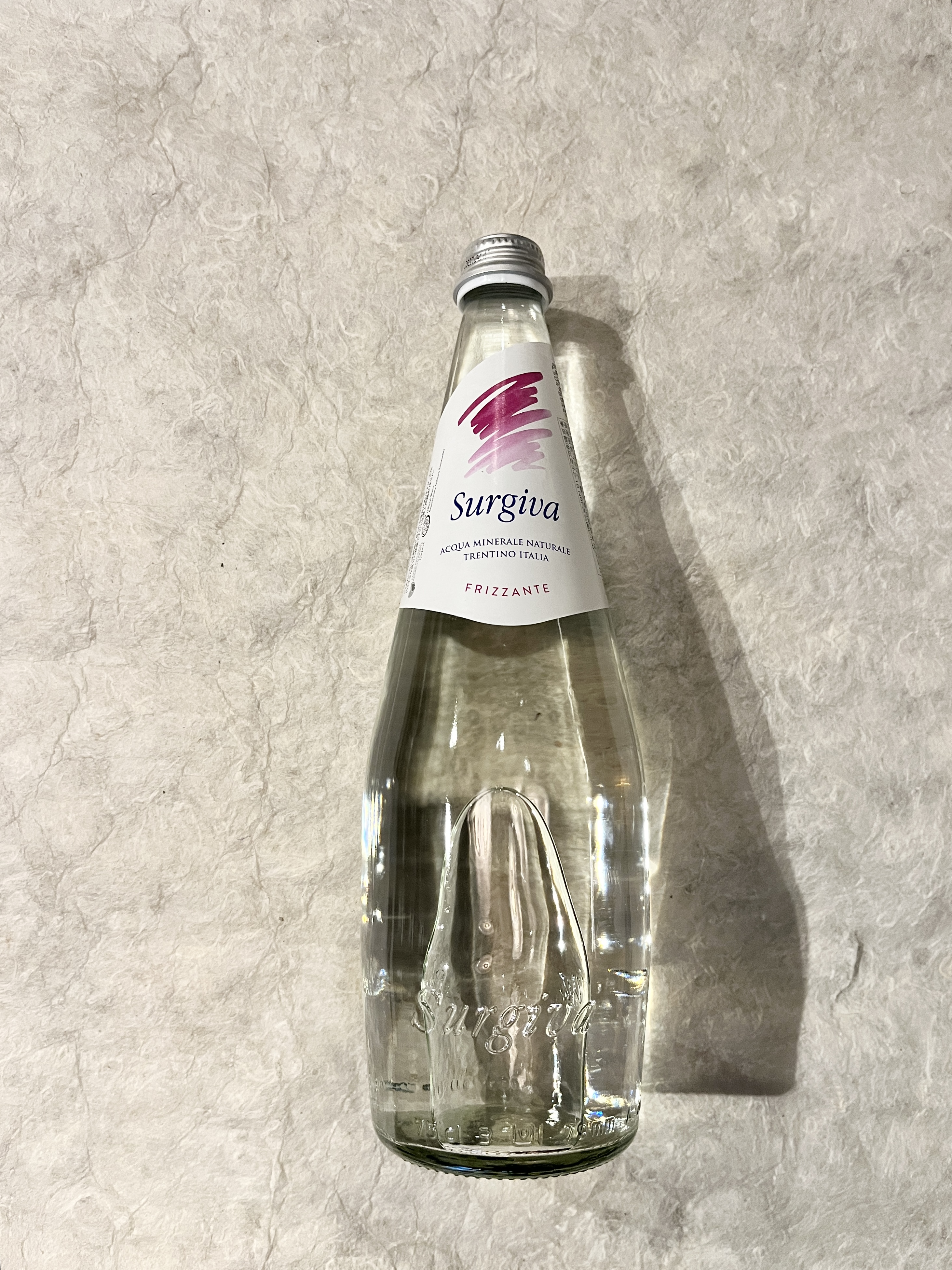 【常温】ｽﾙｼﾞｨｰｳﾞｧ/ﾐﾈﾗﾙｳｫｰﾀ･ｶﾞｽ入り 750ml